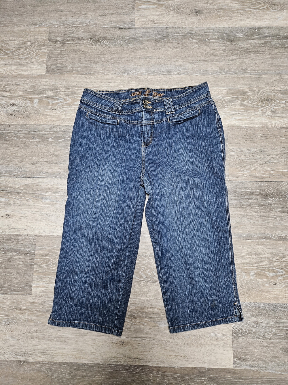 Ladies Cropped Denim Capri Jeans in Dark Blue